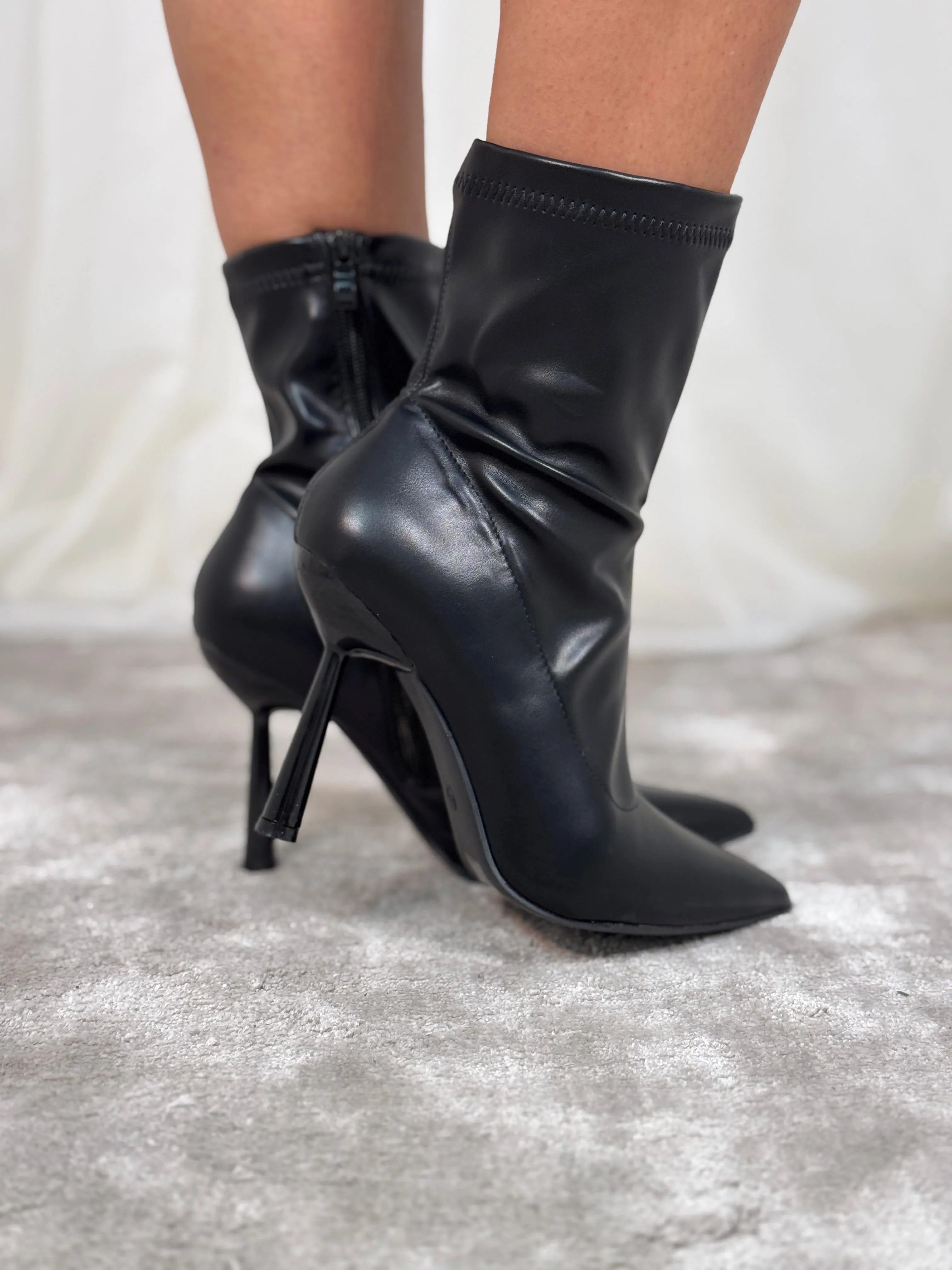 Cathy Pointed Toe Ankle Boots In Black